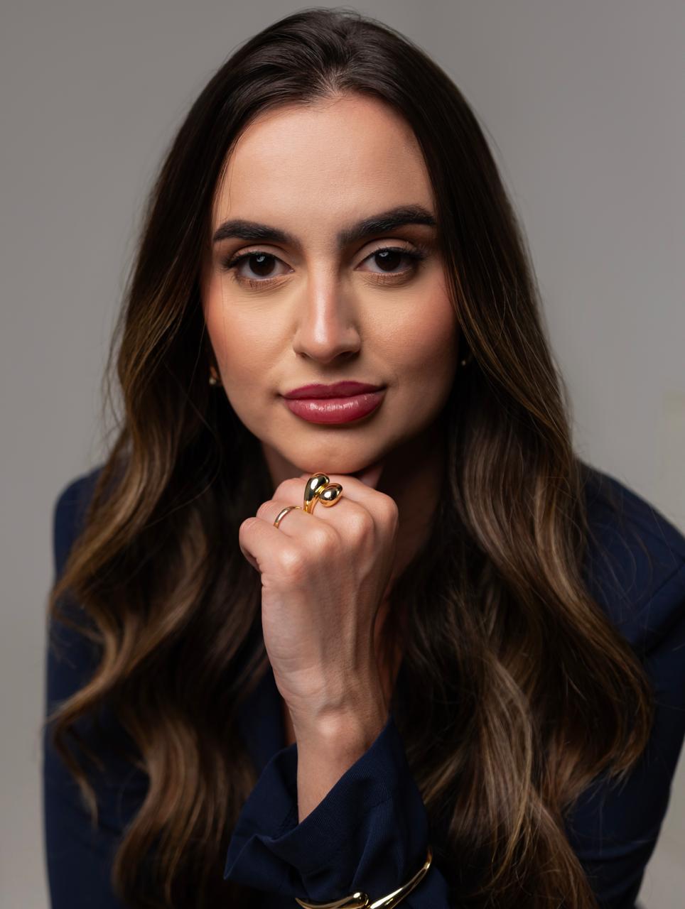 Nathalia Crestani, cirurgiã-dentista, em retrato de estúdio.