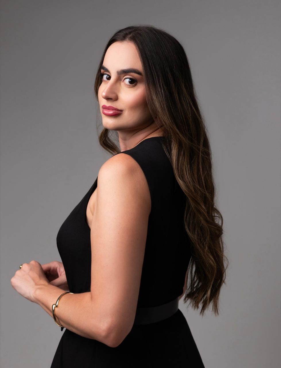 Nathalia Crestani olhando para a câmera por cima do ombro.